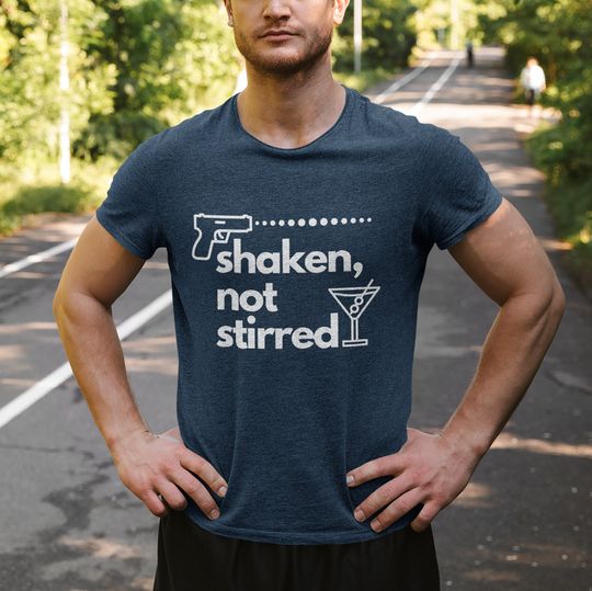 Discover Camisa Shaken Not Stirred, James Bond, presentes de James Bond, camiseta de James Bond, James Bond Solo