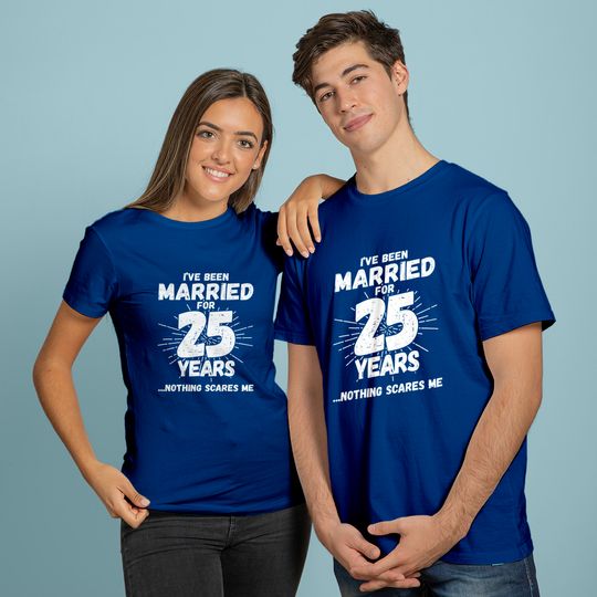 Camiseta de Casal Manga Curta Aniversário de 25 Anos de Casamento | T-Shirt Engraçadas Nothing Scares Me