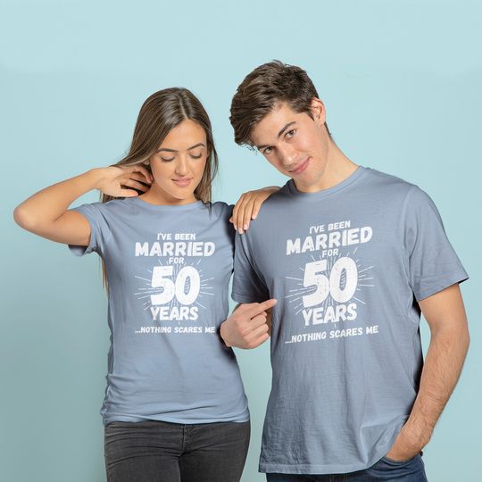 Camiseta de Casal Manga Curta Aniversário de 50 Anos de Casamento | T-Shirt Engraçadas Nothing Scares Me