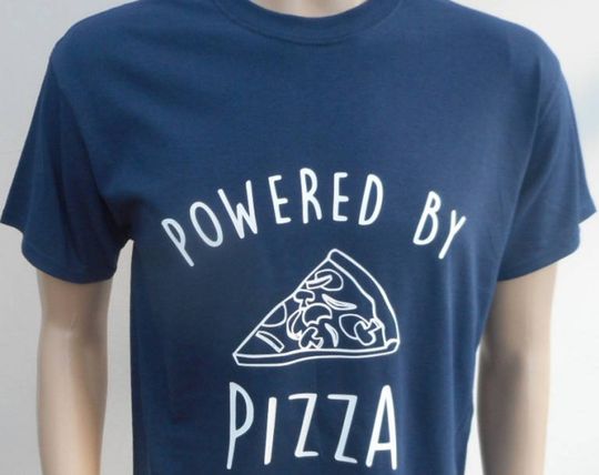 Discover T-shirt Unissexo POWERED by PIZZA