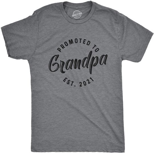 Discover T-shirt Unissexo de Manga Curta Promoted To Grandpa Est 2021
