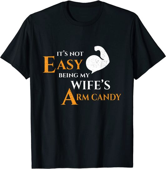 Discover T-shirt Unissexo It's Not Easy Being My Wifes Arm Candy Marido Divertido