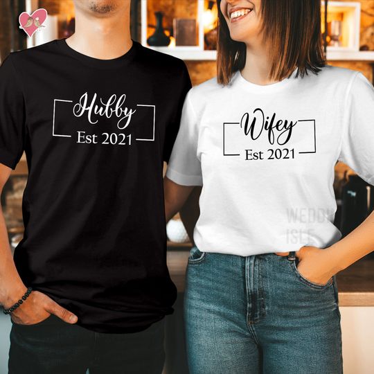 Discover T-shirt para Casal Hubby Wifely Est 2021 Presente de Casamento