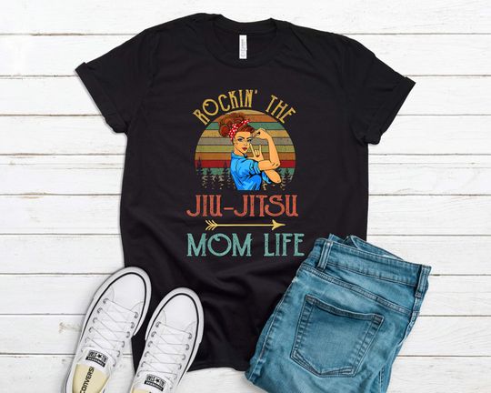 Discover T-shirt para Mulher Rockin The Jiu-Jitsu Mom Life