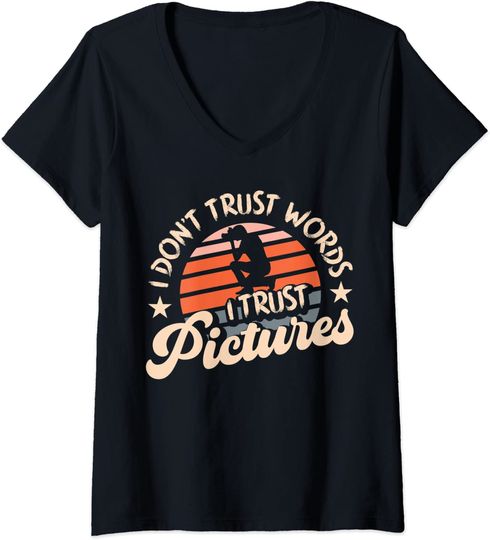 Discover T-shirt de Mulher com Decote Em V I Don’t Trust Words I Trust Pictures