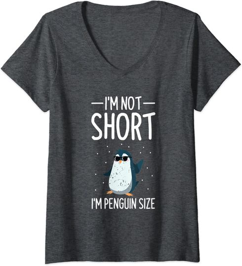 Discover T-shirt de Mulher com Decote Em V Pinguim com Óculos de Sol I’m Not Short I’m Penguin Size