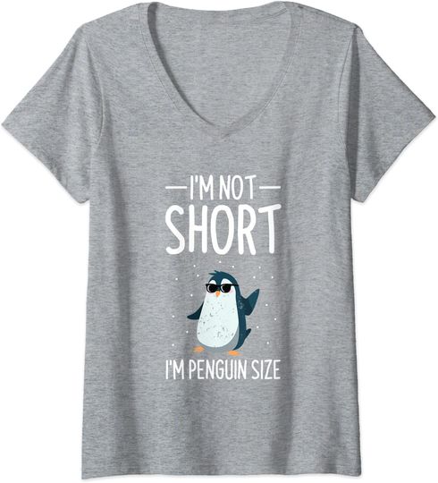 Discover T-shirt de Mulher com Decote Em V Pinguim com Óculos de Sol I’m Not Short I’m Penguin Size