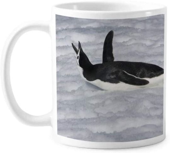 Discover Caneca de Cerâmica Clássica Pinguins Na Neve