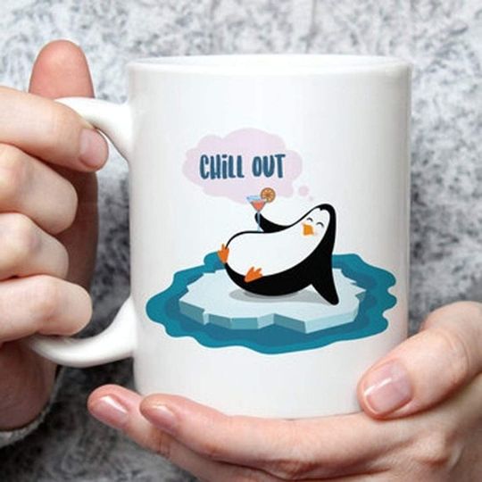 Discover Caneca de Cerâmica Clássica Pinguim No Gelo Chill Out