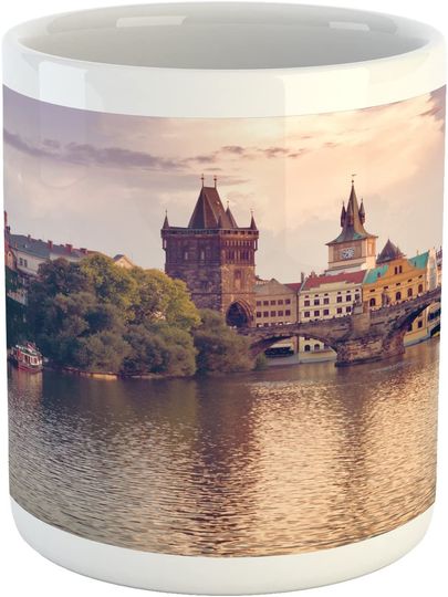 Discover Caneca de Cerâmica Clássica Vista Pastoral Em Charles Bridge Spires Of Prague Europa Central Gótica
