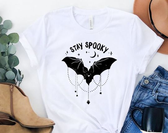 Discover T-shirt para Homem e Mulher Halloween Stay Spooky com Morcego