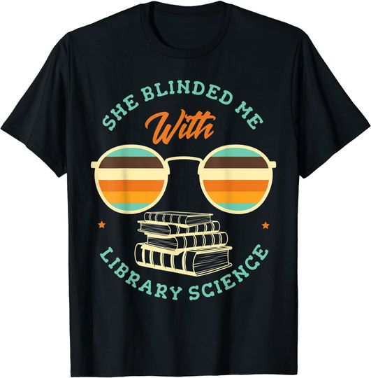 Discover She Blinded Me With Library Science | T-Shirt Camiseta Manga Curta Estilo Retrô para Homem e Mulher