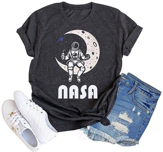 Discover Camiseta Feminina de Manga Curta com Estampa de Astronauta e Lua Espaçosa da NASA