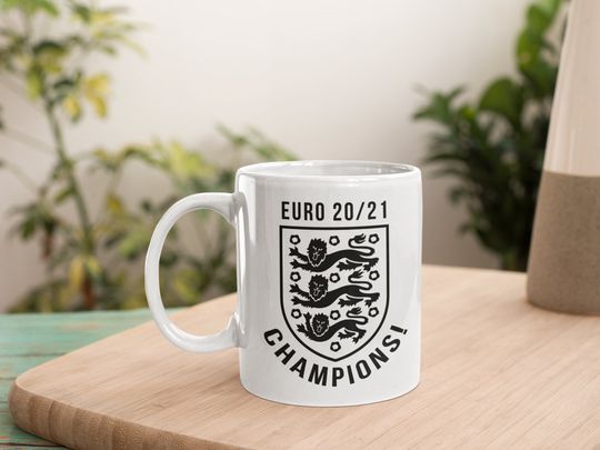 Discover Caneca de Cerâmica Clássica Euro 2020 / 2021 - Champions!