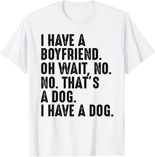 Discover Tenho Um Namorado Oh Wait Eu Tenho um Cão - T-Shirt Dia Dos Namorados