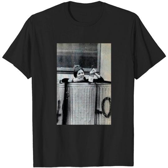 Discover Carrie Fisher in a Trash Can Classic T-Shirt T-shirt