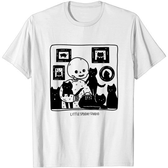 Discover Nine Lives - Cats Lover - T-Shirt