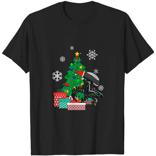 Discover Alien Xenomorph Around The Christmas Tree - Xenomorph - T-Shirt