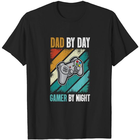 Discover Gamer Father's Day Gift Dad By Day Gamer By Night T-Shirt