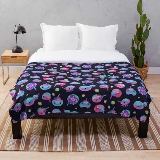 Discover Horseshoe crab - dark Throw Blanket
