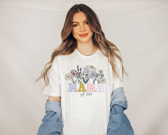 Discover Mama Shirt Floral Mama Est 2023 T-Shirt Mother's Day Shirts Groovy Daisy T-Shirt