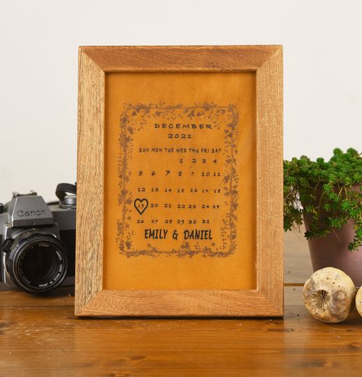 Discover Personalized Love Calendar in Handcrafted Leather - Commemorate Your Special Dates Customized Leather - Capture Your Love Story in Dates