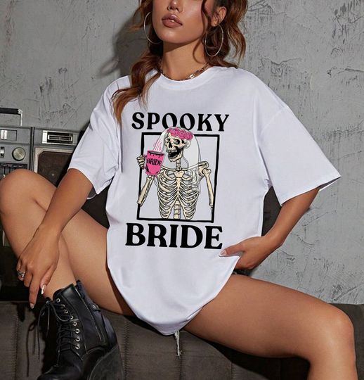 Discover Spooky Bride Squad Skeleton Halloween Bachelorette Party Sweatshirt