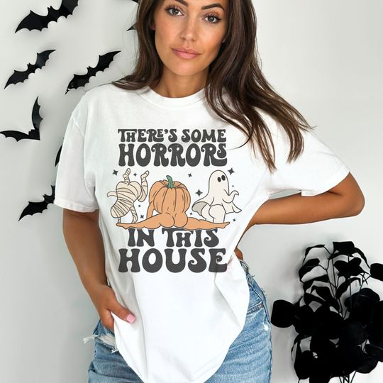 Discover There's Some Horrors In This House Funny Halloween Shirt Funny Gift for Horror Lover Halloween Lover Graphic Tee Dancing Ghost Horror Party
