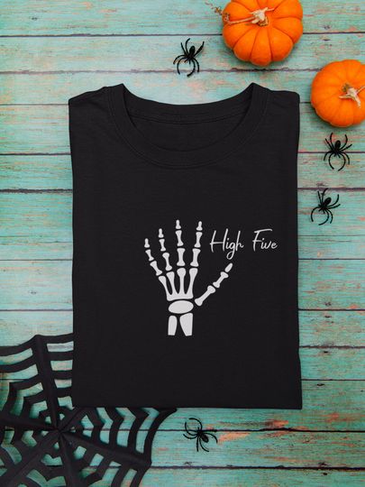 Discover Hi Five Funny Spooky Skeleton Halloween Tee