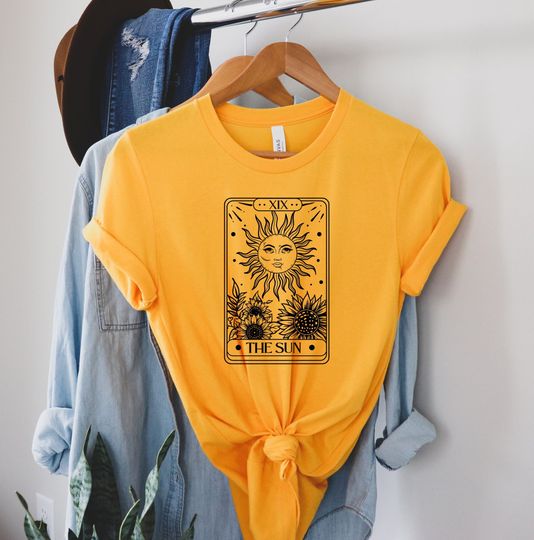 Discover Women's Sun Tarot Card T-Shirt