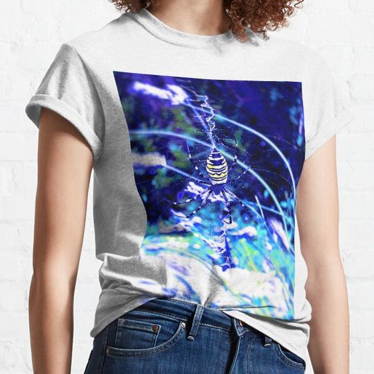 Discover wasp spider on its web waiting T-shirts