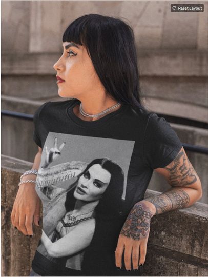 Discover Lily Munster Playing Harp Classic Horror Vampire T-Shirt Tee Shirt 424