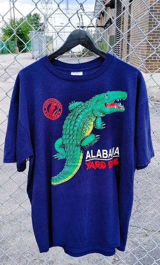 Discover Vtg 1990s Albm Alligator Yard Dog Print Jerzees Brand T-Shirt Size (XL)