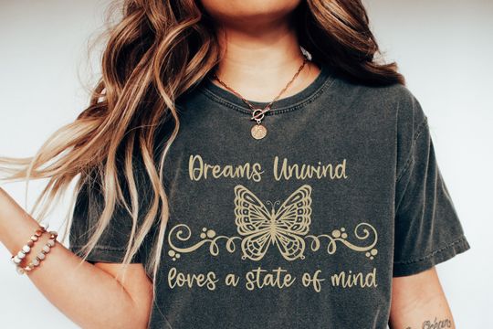 Discover Dreams Unwind Rhiannon Fleetwood Mac Gift Distressed Vintage Style T-shirt
