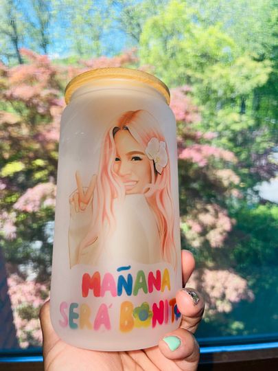 Discover Maana ser Bonito Frosted Glass Tumbler, Karol G with Pink hair Glass Tumbler