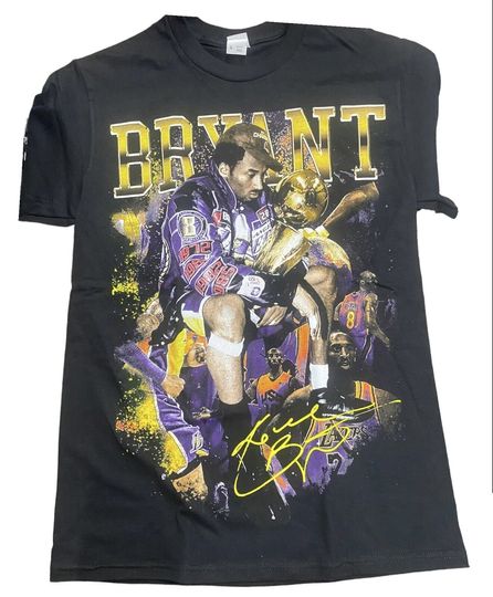 Discover KOBE BRYANT- CHAMPIONSHIP PHOTO Black Short Sleeve T-SHIRT