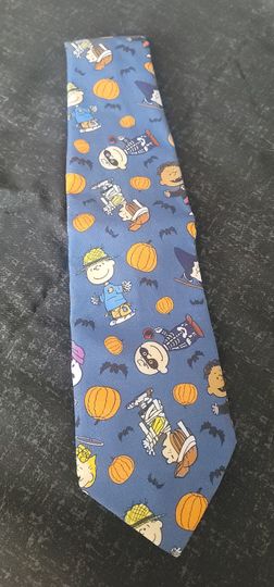 Discover Snoopy Halloween ties.