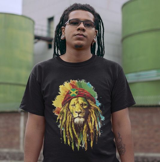 Discover Jamaican Rasta Lion with Jamaica Flag Reggae Vibes Men's T-shirt