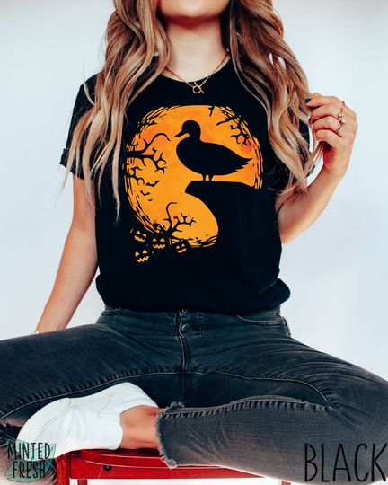 Discover Funny Duck Spooky Duck Silhouette T-Shirt