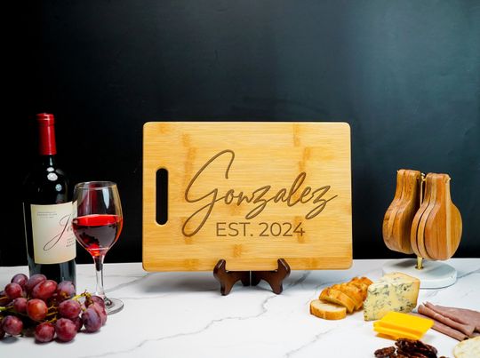 Discover Personalized Bamboo and Walnut Cutting Board with Family Name, Newlywed Couple Gifts, Housewarming Gifts
