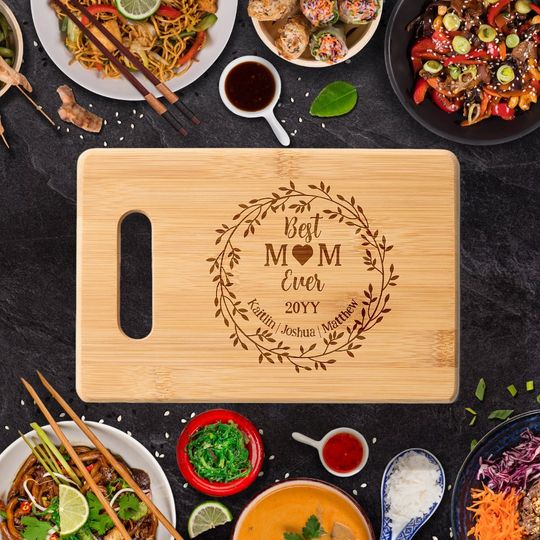 Discover Wreath Best MOM Ever Heart and Kid's Names | Year Cutting Board