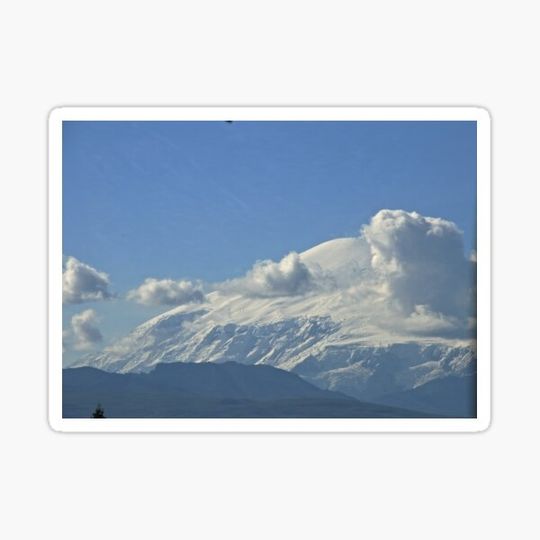 Discover Alaskan Mountains with snow and clouds