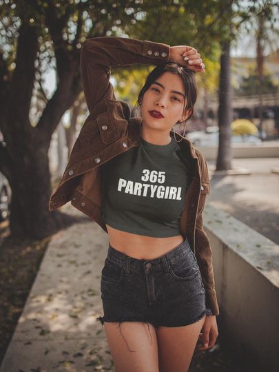 Discover 365 Party Girl Brat Girl Summer Cropped Baby Tee T-Shirt