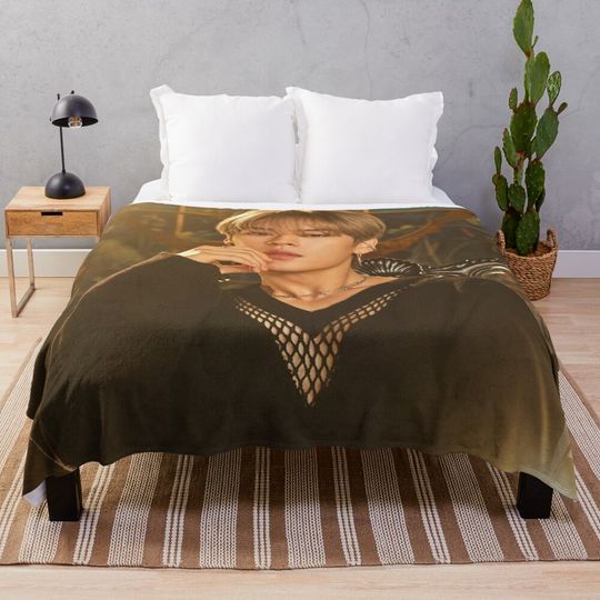Discover STRAY KIDS LEE KNOW Throw Blanket