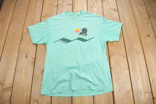 Discover Vintage 1980s Hawaii Graphic T-Shirt