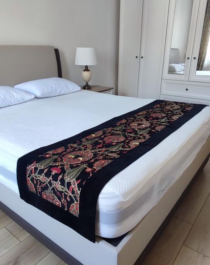 Discover Tile Tulip Pattern Black Color Bed Runner