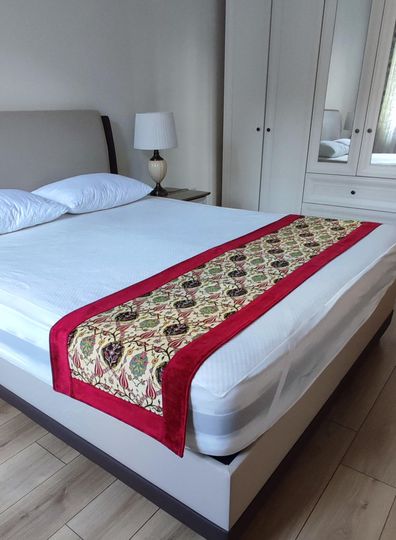 Discover Tile Tulip Pattern Beige & Red Colors Bed Runner