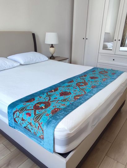 Discover Tile Tulip Pattern Turquoise Color Bed Runner
