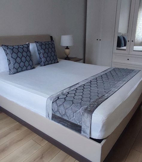 Discover Bed Runner Modern Pattern Gray&Silver Colors