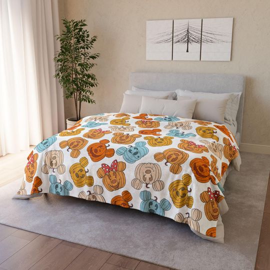 Discover Halloween Mickeyy and Minniee Mouse Pumpkin Blanket
